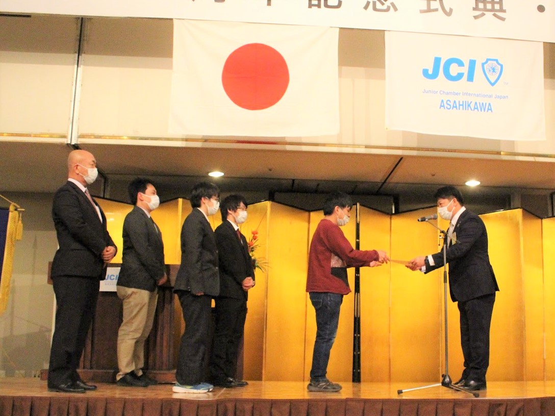 チャレンジド委員会に旭川青年会議所ナナカマド基金より助成金が授与されました。